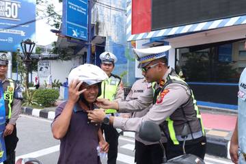 Polres Belitung Bagikan Helm Gratis saat Operasi Keselamatan