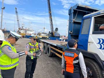 Kendaraan Angkutan di Pelabuhan Pangkalbalam Diperiksa oleh Ditlantas 