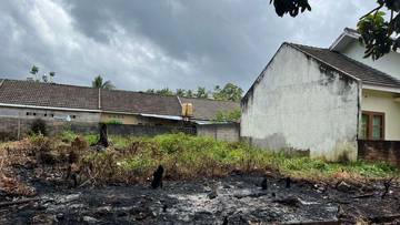 Api Melalap Lahan Kosong di Taman Pesona Bangka