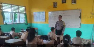 Bhabinkamtibmas Desa Jelitik Sosialisasikan Kamtibmas ke Pelajar