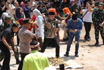 Tradisi 'Perang Ketupat' Digelar Masyarakat Tempilang Bangka Barat