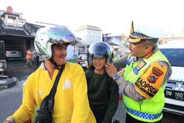 Ditlantas Polda Babel Bagikan Helm Gratis ke Pengendara