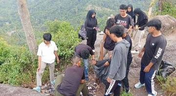 Ekspedisi Hijau, Pendakian Bukit dan Bersihkan Sampah