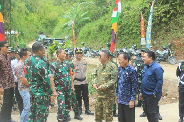 Wako Alfin Dampingi Danrem Tinjau Hasil TMMD ke-126