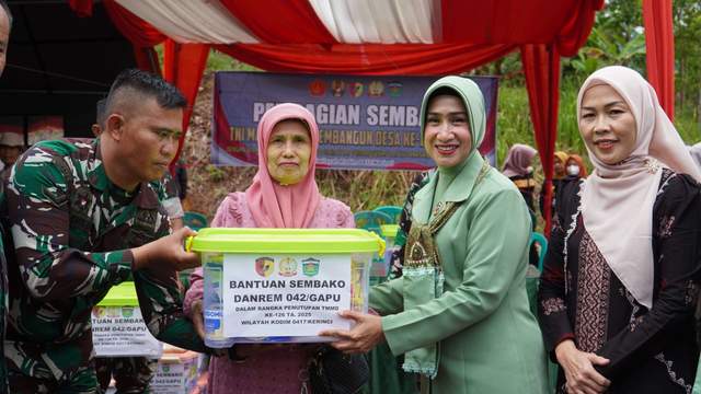 Danrem 042/Gapu Bagikan Ratusan Paket Sembako