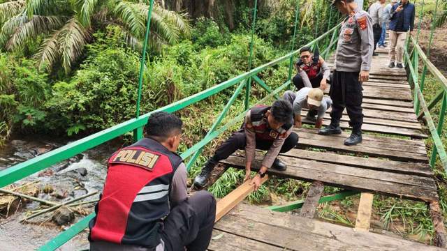 Polres Kerinci Renovasi Jembatan Vital Desa Pengasih Baru