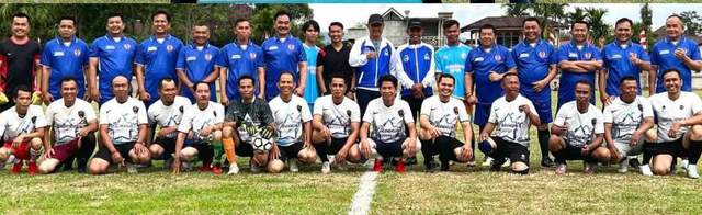 Bangun Sepak Bola, Bupati Kerinci Serahkan Bantuan