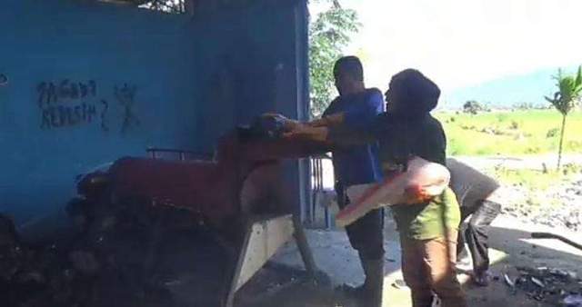 Pemdes Sumur Anyir Olah Sampah menjadi Pupuk Kompos