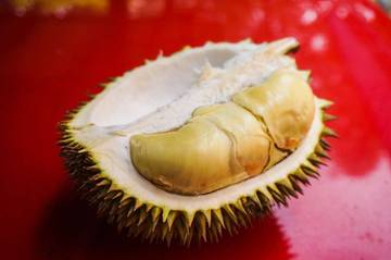 Fakta atau Mitos Minum Air dari Kulit Durian 