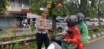 Satlantas Polres Kerinci Bagikan Takjil dan Berikan Edukasi Kepada Pengendara