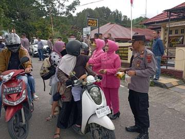 Polsek Sungai Penuh dan Bhayangkari Bagi Takjil 