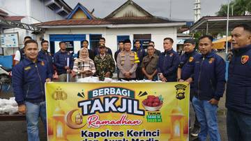 Polres Kerinci dan Awak Media Berbagi Takjil, Pererat Kebersamaan di Bulan Ramadan