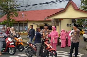 Polsek Air Hangat dan Bhayangkari Ranting Bagikan Ratusan Takjil ke Masyarakat