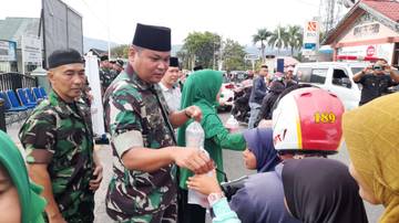 Kodim 0417/Kerinci Bagikan Takjil Kepada Masyarakat