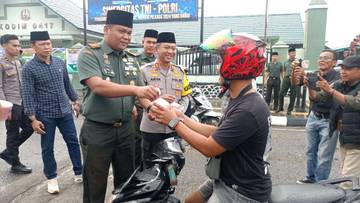 Kodim 0417/Kerinci dan Polres Kerinci Bagi Takjil
