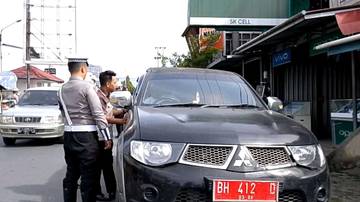 Oknum PNS Marah Dan Tolak Tilang Polisi