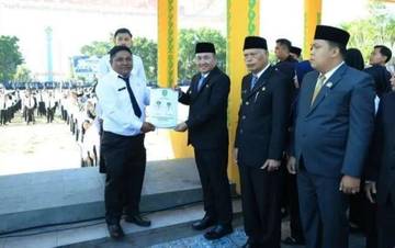Wako Alfin Serahkan SK Pengangkatan CPNS