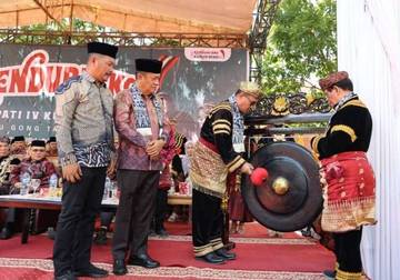 Walikota Hadiri Kenduri Sko Kumun Debai
