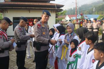 Danyon Brimob Serahkan Medali ke Atlet Berprestasi