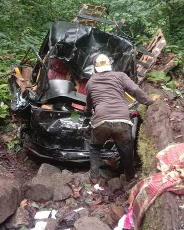 Mobil Bermuatan Kelapa Masuk Jurang, Dua Tewas