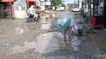 Jalan Enam Tahun Rusak, Warga Pulau Tengah Protes
