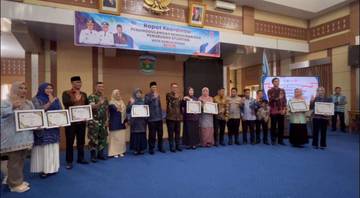 Orang Tua Asuh Stunting Sungai Penuh Terima Penghargaan