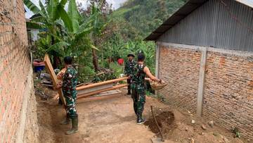 Satgas TMMD Angkut Kayu Bangun Rumah Penerima RTLH 