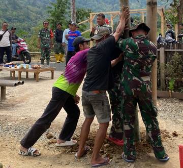 Satgas TMMD Pasang Fasilitas Voli untuk Pemberdayaan Pemuda