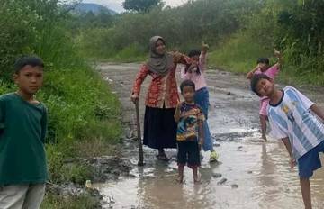 Warga Sungai Hangat Minta Jalan Diperbaiki 