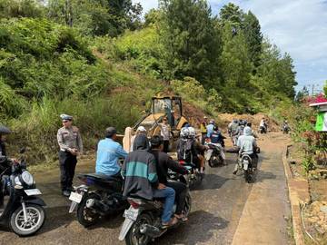 Longsor Tutup Jalan Kerinci-Bangko, Akses Kembali Normal