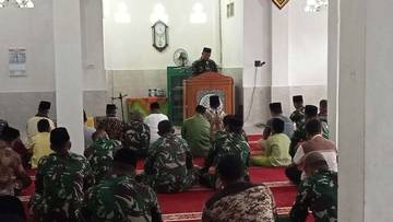 Satgas TMMD Sholat Jumat Bersama Warga Pererat Silaturahmi
