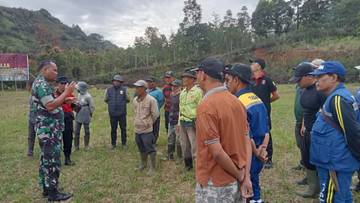 Satgas TMMD dan Warga Goro Bersihkan Bahu Jalan