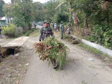 Satgas TMMD dan Warga Goro Bersihkan Bahu Jalan