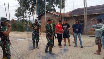 Satgas TMMD Pasang Jaring Pembatas Lapangan Voli 