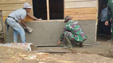 Satgas TMMD Plester Rumah Warga di Sungai Jernih