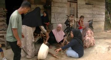 Ibu Rumah Tangga Merangin Sukses Bisnis Kerupuk Ubi