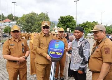 Pemkot Sungai Penuh Serahkan Penghargaan Lingkungan dan Bantuan