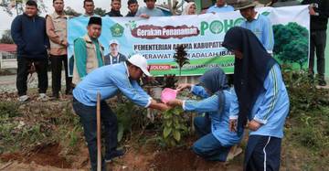 Kemenag Kerinci Tanam Pohon Dukung Ekoteologi