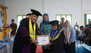 150 Lansia Ikuti Wisuda Selantang di Pamenang Barat