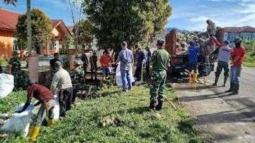 Koramil Sitinjau Laut Bantu Warga Bersihkan Irigasi