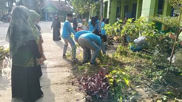 MTsN 2 Sungai Penuh Bersihkan Lingkungan Madrasah