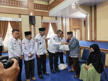 Wali Kota Alfin Serahkan Sembako dan RLHB Baznas