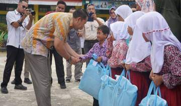 Bupati Syukur Salurkan Perlengkapan Sekolah Bagi 1.705 Siswa