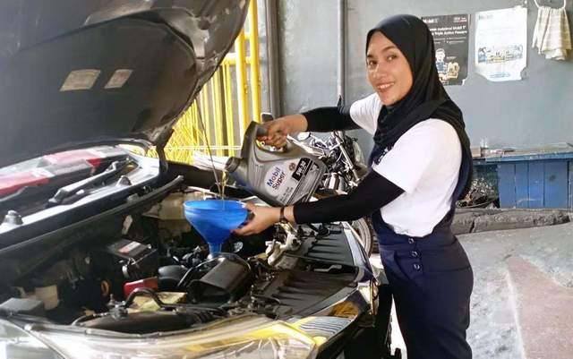 Tips Memilih Pelumas Tepat untuk Mobil Hybrid Modern