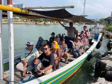 Wisatawan Padati Pantai Delegan Saat Libur Lebaran