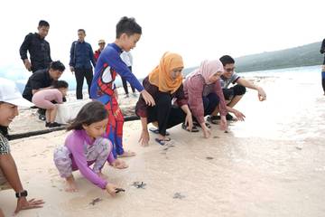 Libur Lebaran, Gubernur Khofifah dan Keluarga Kunjungi Pulau Tabuhan