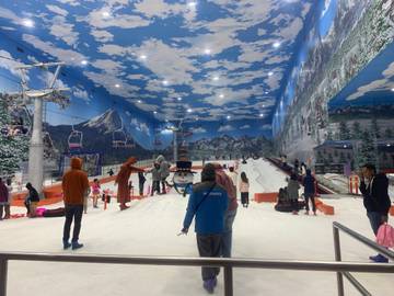 Libur Lebaran, Trans Snow World Surabaya Catat Peningkatan Pengunjung 