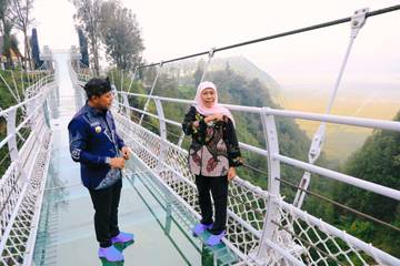 Gubernur Khofifah Kagumi Jembatan Kaca Seruni Point Bromo 