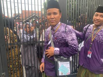 Momen Haru Keberangkatan Jamaah Haji Madura ke Tanah Suci