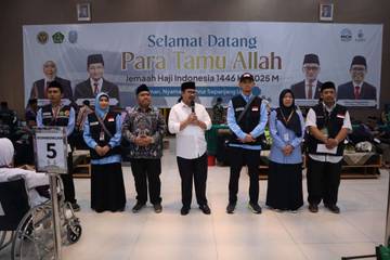 Sekda Surabaya Sapa Langsung Jemaah Kloter 92